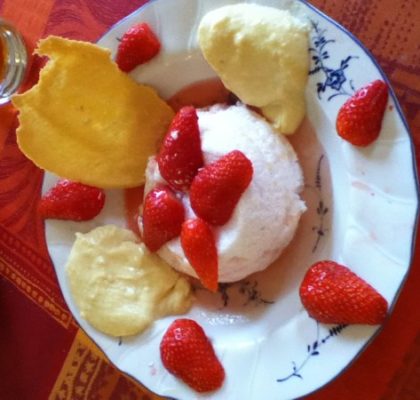 Blanc manger aux fraises et crème d'amande