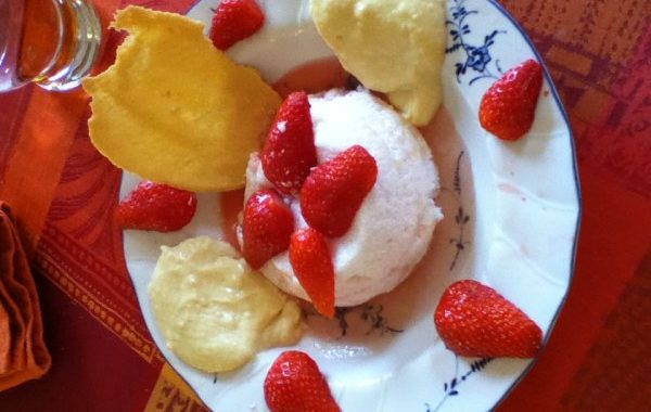 Blanc manger aux fraises et crème d’amande