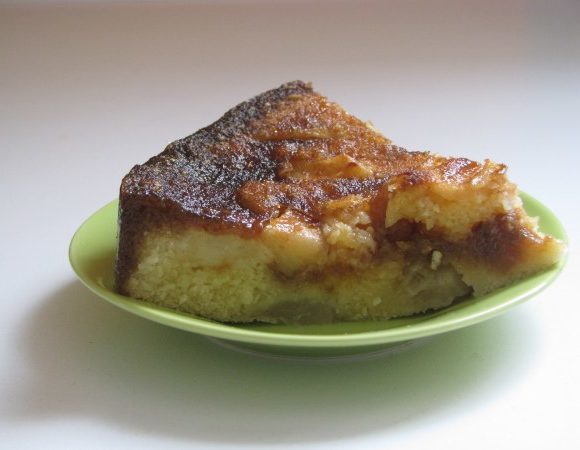 Gâteau aux poires nappé de sauce rhum cassonade