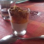 Panna cotta des îles : chocolat blanc, mangue et crumble