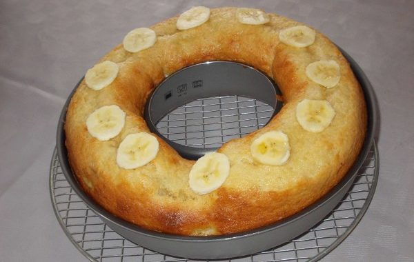 Gâteau au yaourt et morceaux de banane