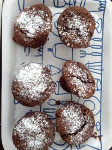 Muffin au chocolat fondant avec nappage fraise bailey