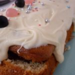 Gâteau au yaourt à la pistache, chocolat blanc et confiture de fraises