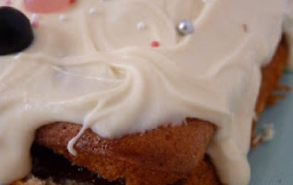 Gâteau au yaourt à la pistache, chocolat blanc et confiture de fraises