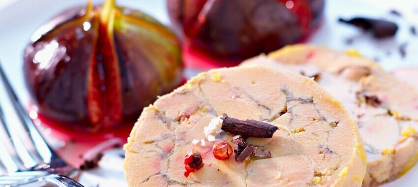Foie gras with cocoa, roasted figs with honey and balsamic vinegar