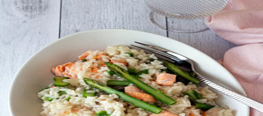 Rice with green asparagus and salmon