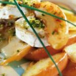 Hot pan-fried goat cheese with apples