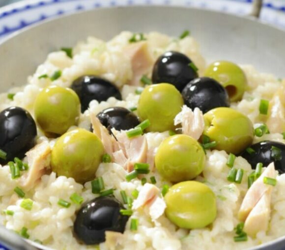 Riz Bomba, bouillon aux olives vertes et noires et crème au thon