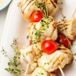 Chicken skewers and their creamy raclette sauce