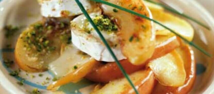 Hot pan-fried goat cheese with apples