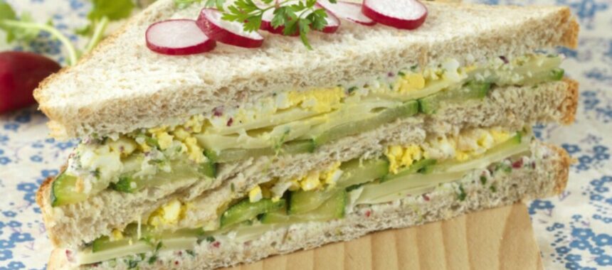 Club sandwich egg, zucchini, emmental cheese