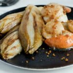 Pan-fried scallops with gingerbread and braised chicory with honey