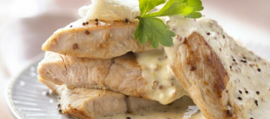Turkey with mustard and goat cheese sauce