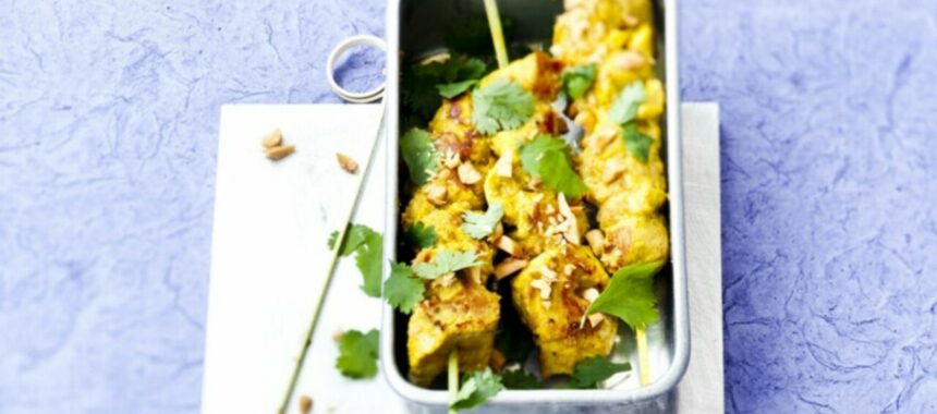 Mini chicken skewers with cilantro and lemon