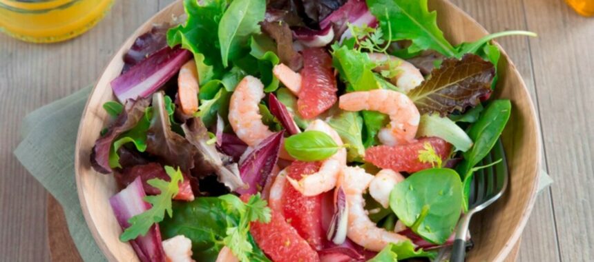 Gourmet mesclun salad and marinated prawns