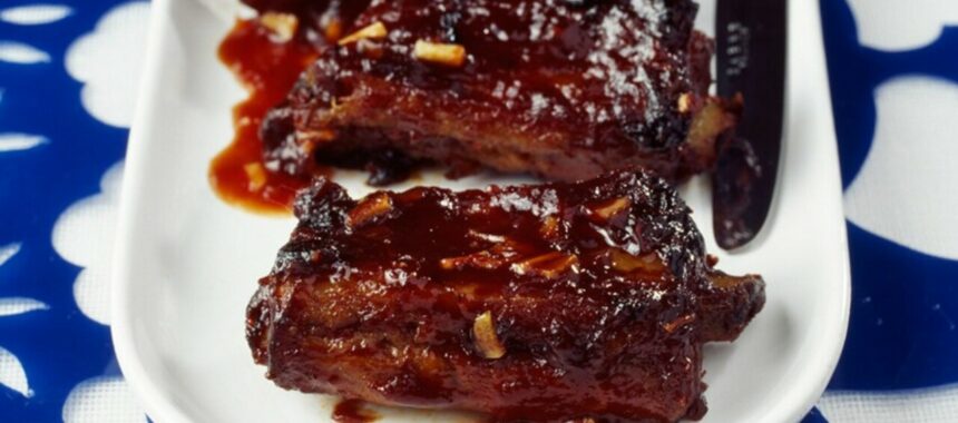 Pork ribs with spicy sauce