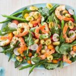 Salad of summer gnocchi and prawns in 10 minutes