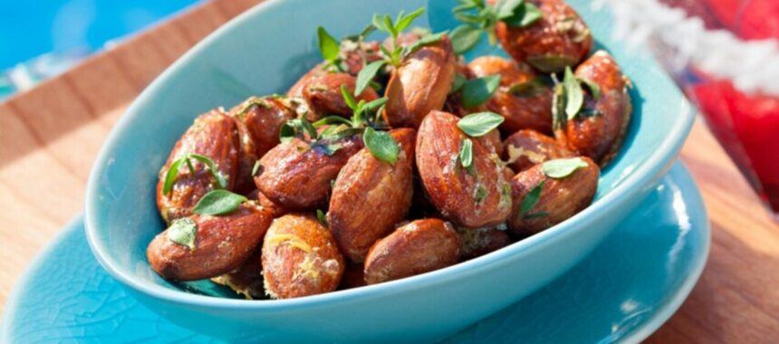 Roasted almonds with thyme-lemon