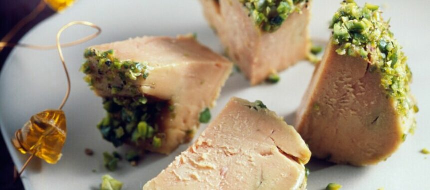 Bites of breaded foie gras with pistachio