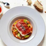Cabillaud en croûte de chorizo et haricots à la tomate de Julia Sedefdjian