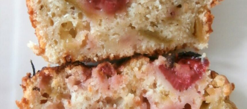 Rhubarb cake – strawberries