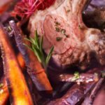Carré d’agneau et ses carottes violettes rôties au thym et sel à l’ancienne