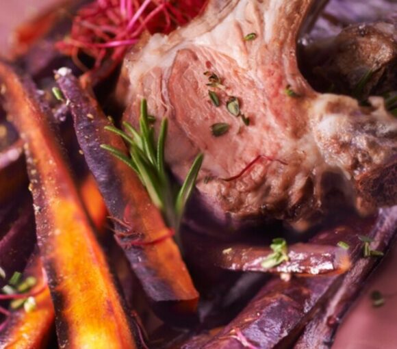 Carré d'agneau et ses carottes violettes rôties au thym et sel à l'ancienne