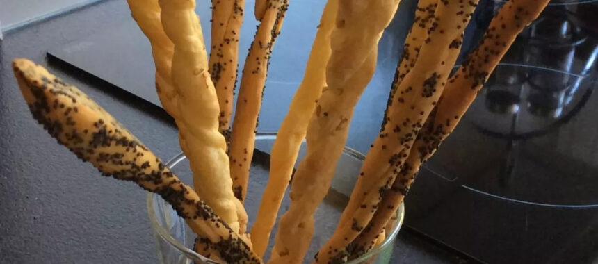 Breadsticks with sesame and poppy seeds