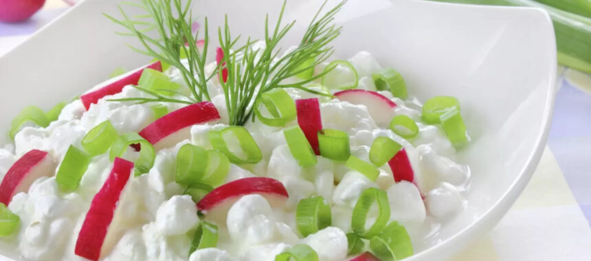 Radish with cottage cheese and chives