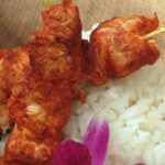 Les brochettes de poulet tandoori et ses aubergines grillées