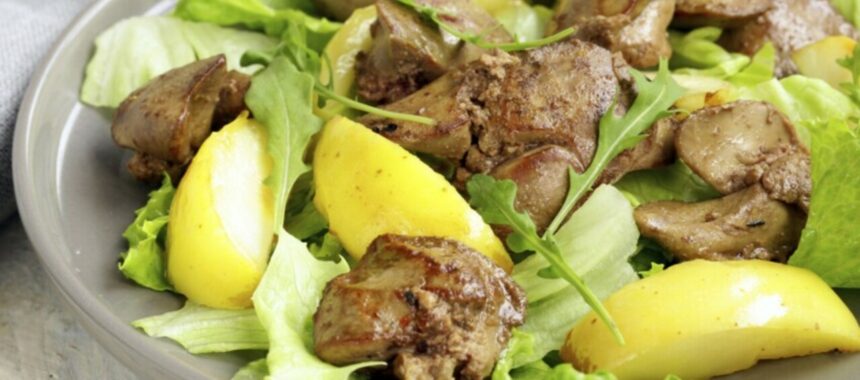 Mesclun with chicken livers