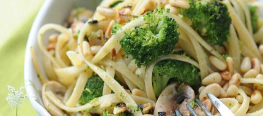 Fried noodles with broccoli