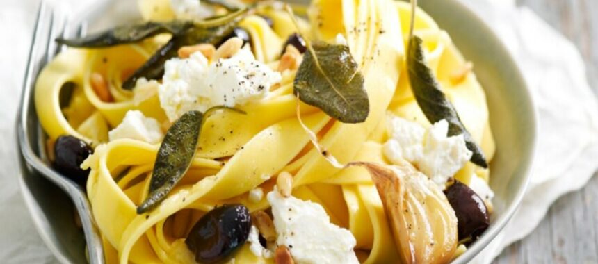 Pasta with olives, ricotta and garlic