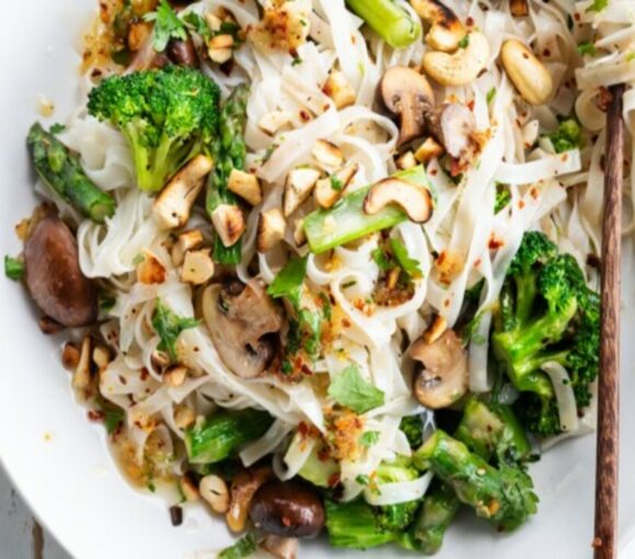 Salade asiatique de noodle au brocoli et noix de cajou