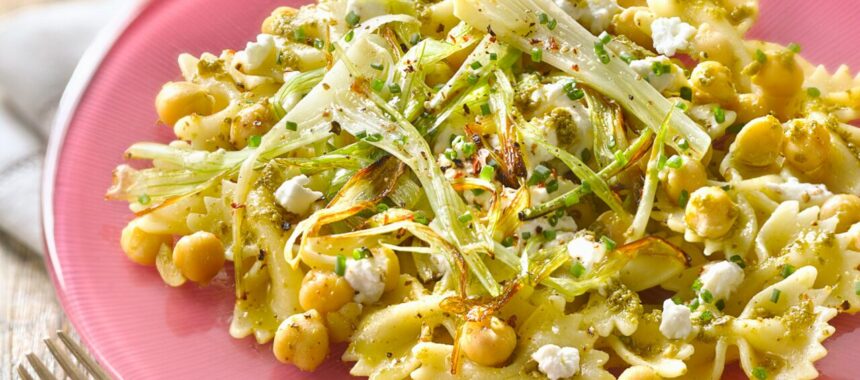 Farfalle pasta with chickpeas, ricotta, spring onions and pesto