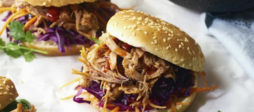 Burger with pulled pork and crunchy vegetables