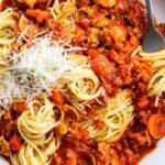 Classique spaghettis bolognaise aux champignons et fromage