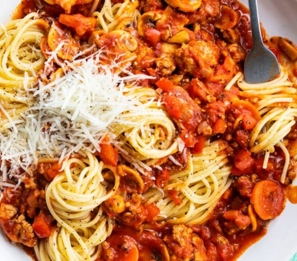 Classique spaghettis bolognaise aux champignons et fromage