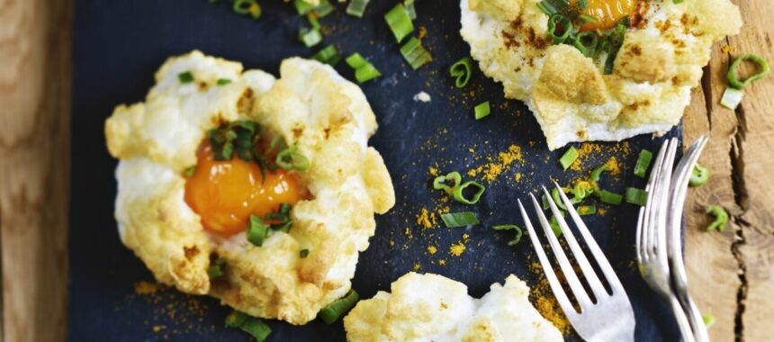 Cloud-eggs with curry and spring onion