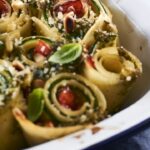 Gratin de lasagnes fleurs à la courgette, jambon cru, parmesan et pignons