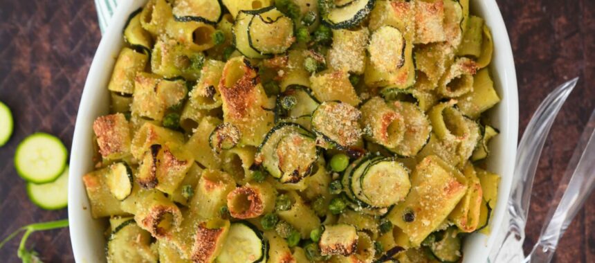 Pasta gratin with peas and zucchini