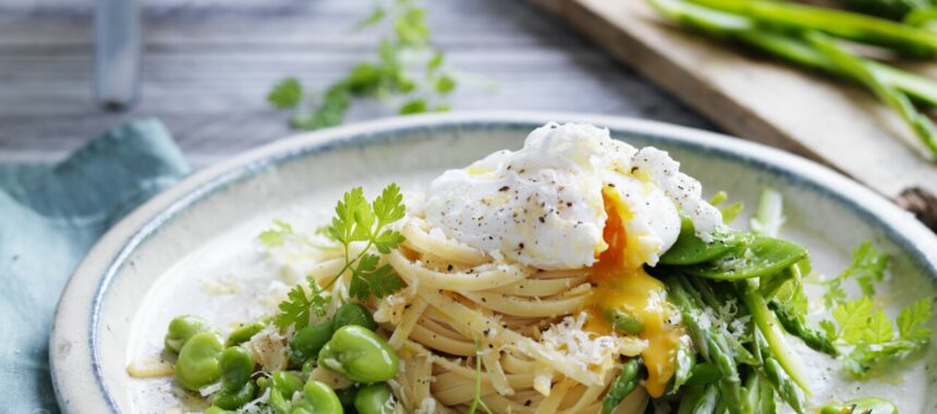 Linguine with broad beans and poached egg