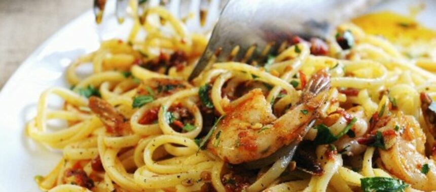 Spicy linguine with prawns and sun-dried tomatoes