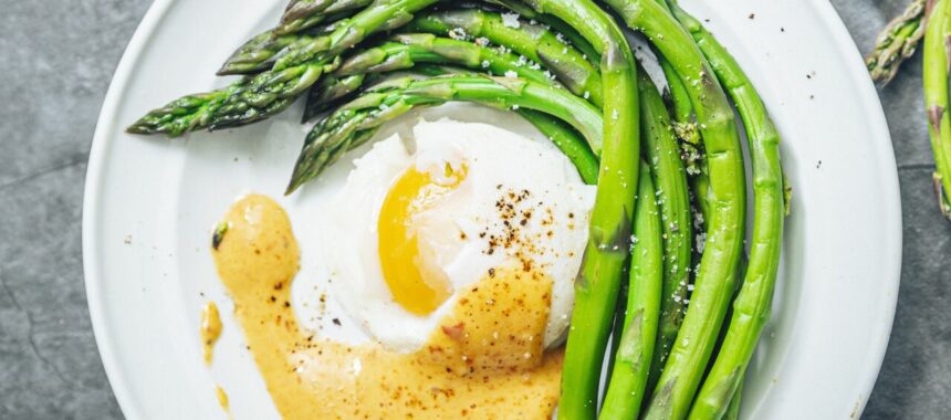 Poached egg with green asparagus