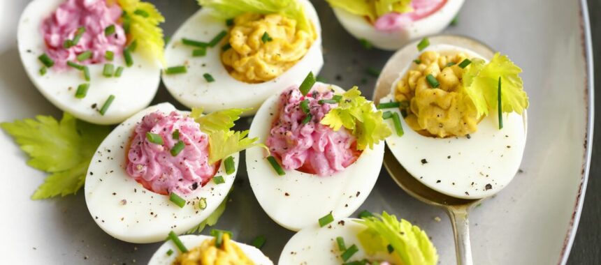 Boiled eggs with curry and beets