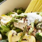 One pot pasta au poulet, champignons et légumes verts