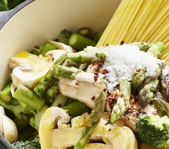 One pot pasta au poulet, champignons et légumes verts