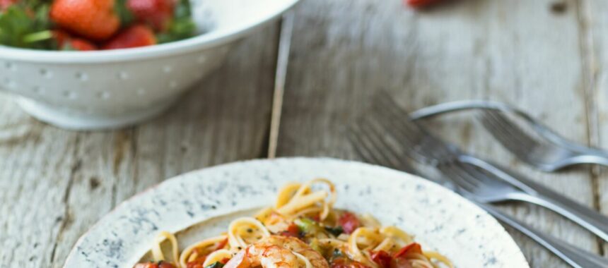 Pasta with strawberries, tomatoes and shrimps