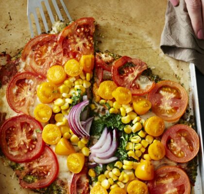 Pizza arc-en-ciel aux tomates et maïs