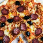 Pizza au thon, poivron, chorizo et mozzarella